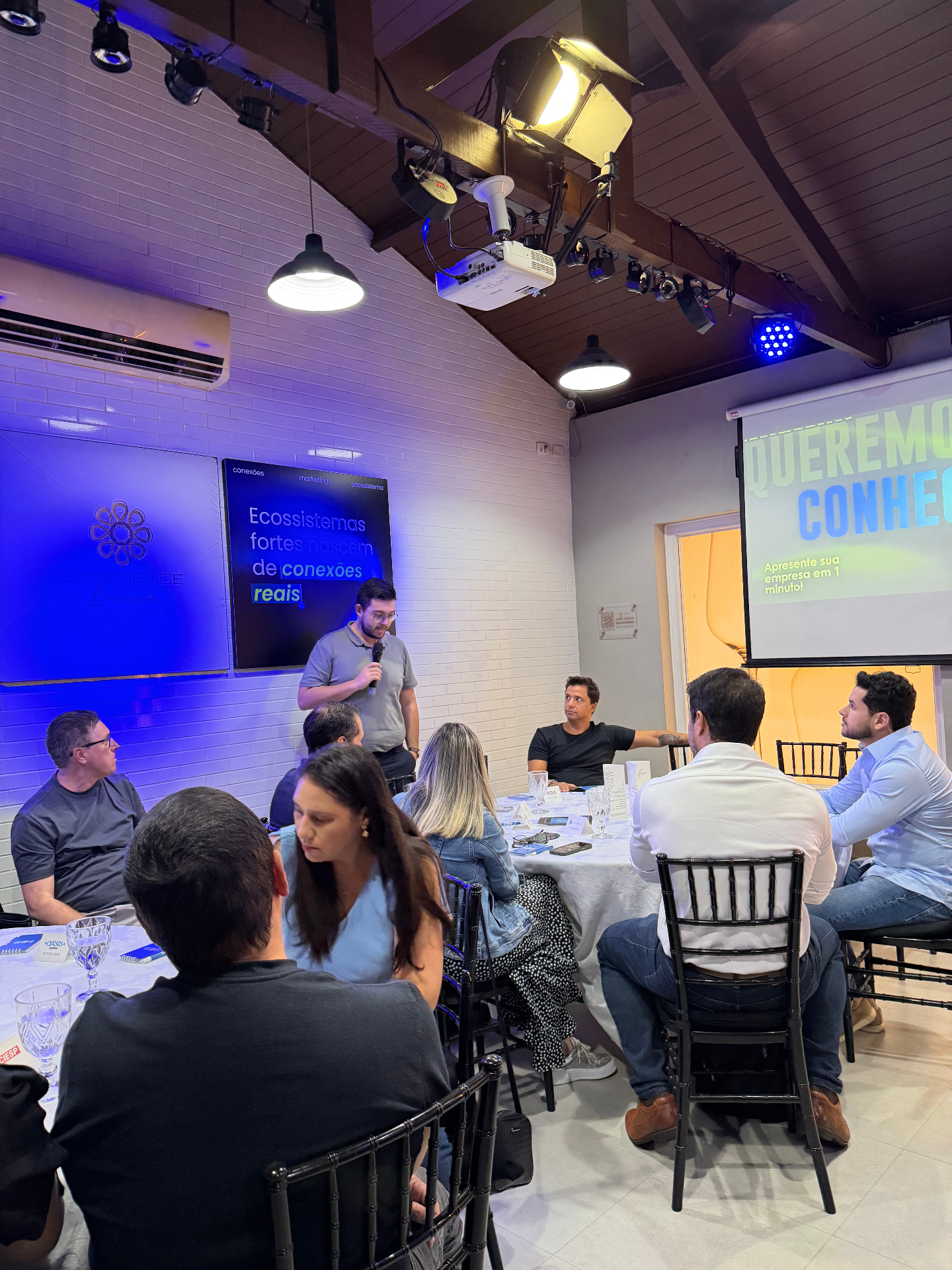 Mesa de debate com executivos em evento B2B Agency