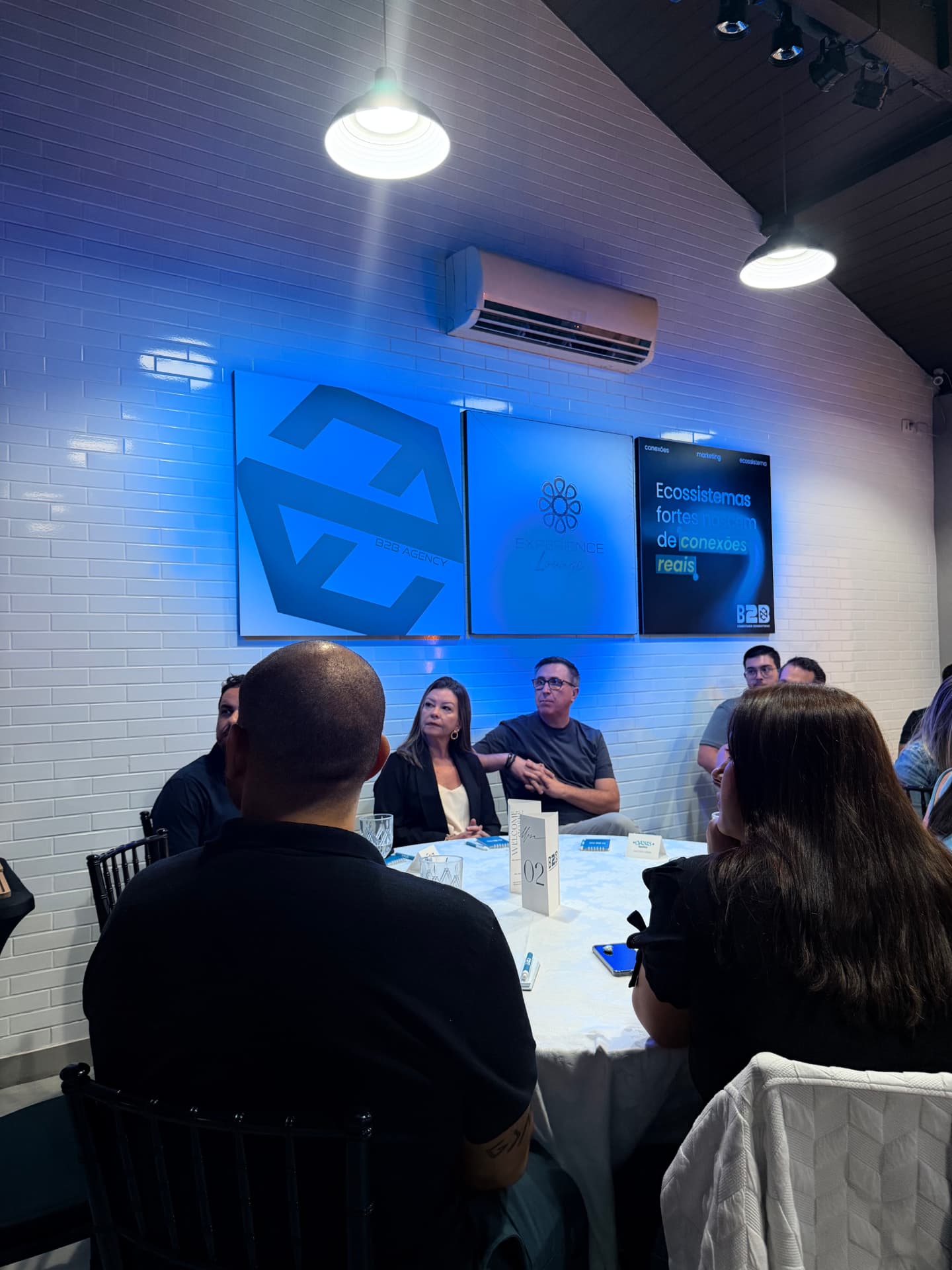 Plateia acompanhando painel em evento B2B Agency